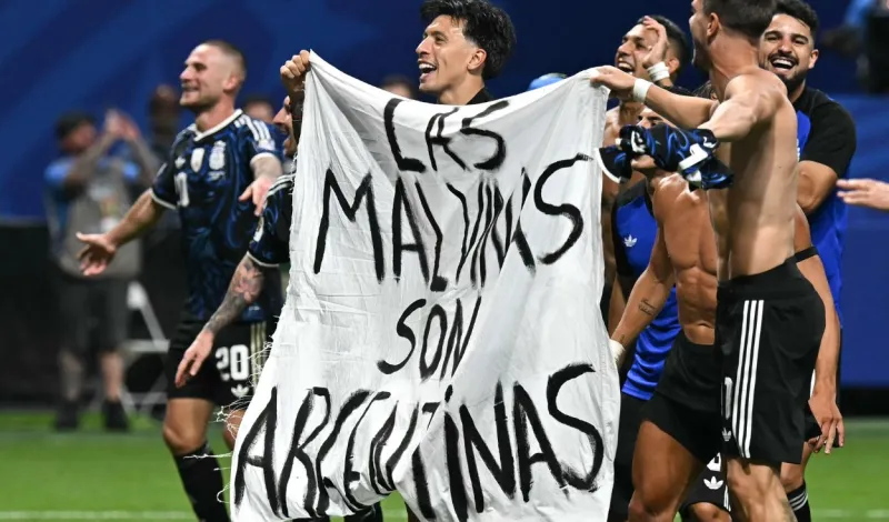 La FIFA podría sancionar a la AFA por exhibir la bandera "Las Malvinas son argentinas" en el Mundial 2026