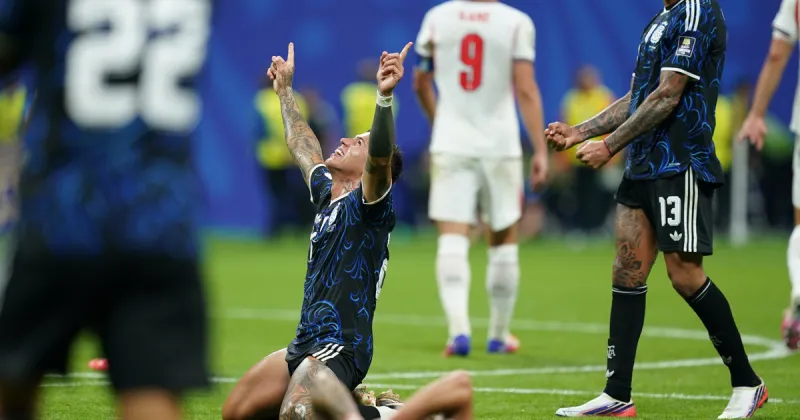Feroz editorial de un diario de Uruguay sobre los hinchas celestes que apoyaron a Inglaterra: "Una manga de envidiosos del primero al último"