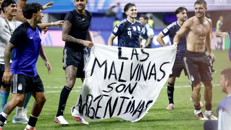 “Las Malvinas son argentinas”: ¿se expone la selección de Messi a una sanción de la FIFA?