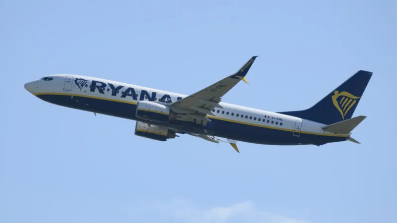 El pasajero que casi sale despedido por la ventanilla de un avión: qué pasó con él y por qué EE. UU. investigará