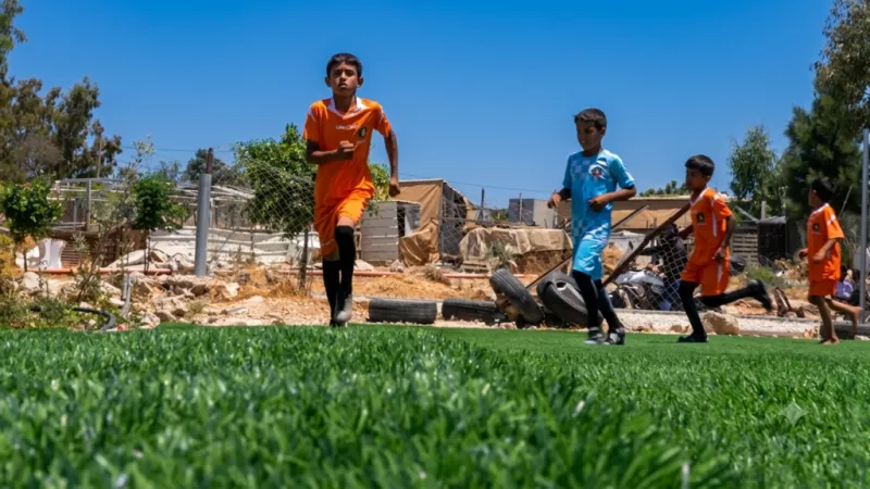 Niños palestinos piden a la FIFA salvar la única cancha de fútbol de su aldea