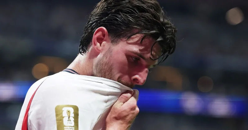 Las tres veces que Declan Rice se tapó la boca para hablarles a Messi, Enzo y Mac Allister y el debate por la "Ley Vinícius"