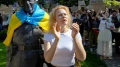 Por qué miles de personas salieron a protestar en Ucrania tras la destitución del ministro de Defensa