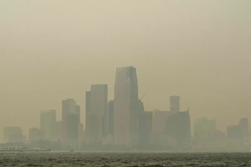 El humo de los incendios forestales de Canadá llega a Nueva York, donde se recomienda no salir de casa