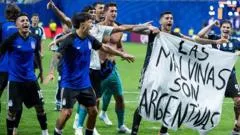 La FIFA confirma que evalúa posibles sanciones a Argentina por mostrar una pancarta de las Malvinas/Falklands tras el triunfo sobre Inglaterra