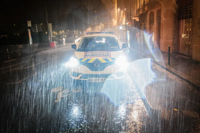Al menos dos muertos y 53.000 hogares sin luz por un temporal de tormentas en Francia