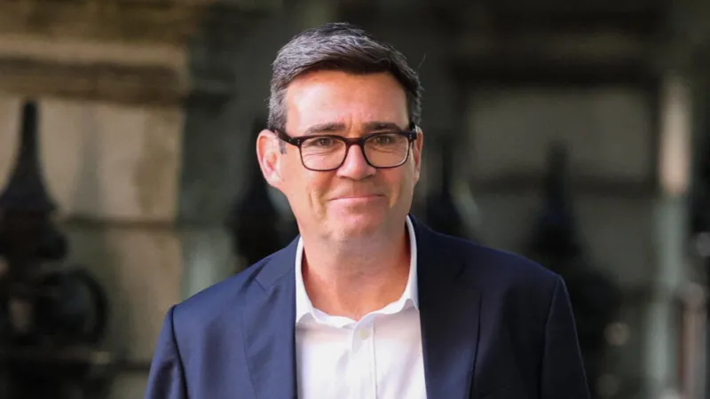 Filólogo, católico y futbolero: así es Andy Burnham, el laborista que asumirá como primer ministro británico