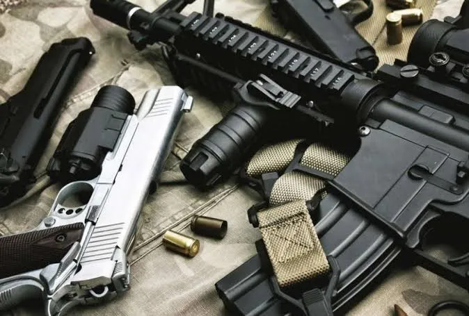 Condenan a 4 miembros de red criminal que traficaba armas del EP a Ecuador