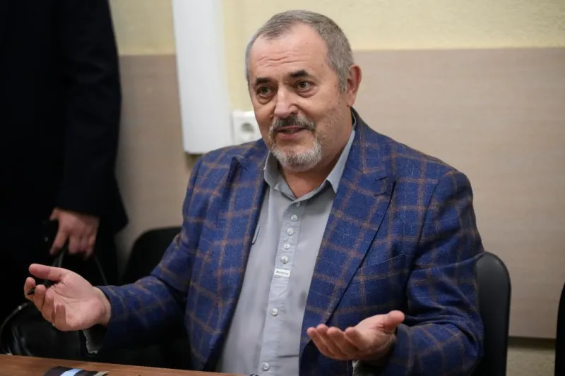 Rusia excluye de la carrera electoral a un opositor que pedía el fin de la guerra y detiene a un bloguero crítico con Putin