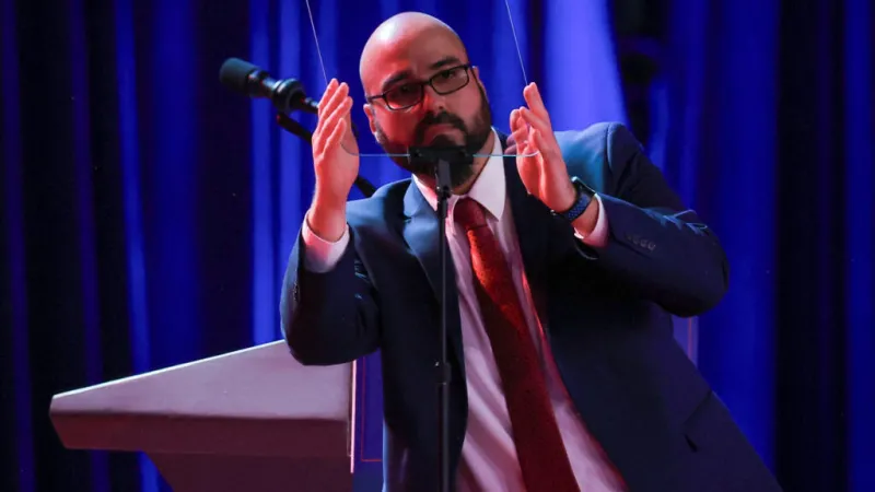 El caso del operador del teleprompter de Trump señalado por apostar sobre los discursos del presidente