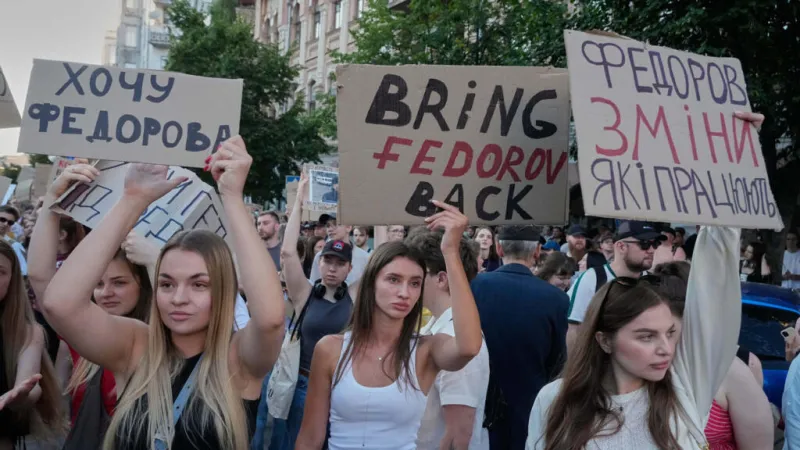 Miles de ucranianos protestan por segundo día contra la destitución del ministro de Defensa Fedorov