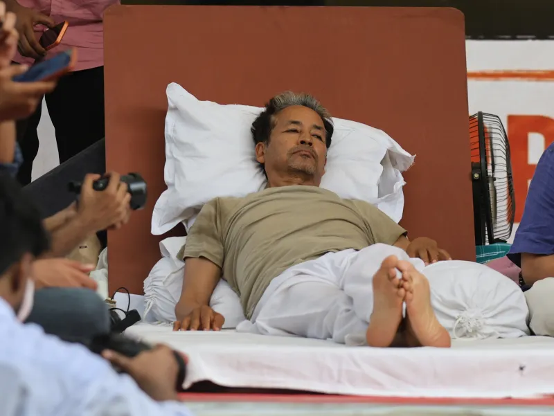 La Policía india hospitaliza por la fuerza al activista Sonam Wangchuk en el día 21 de su huelga de hambre