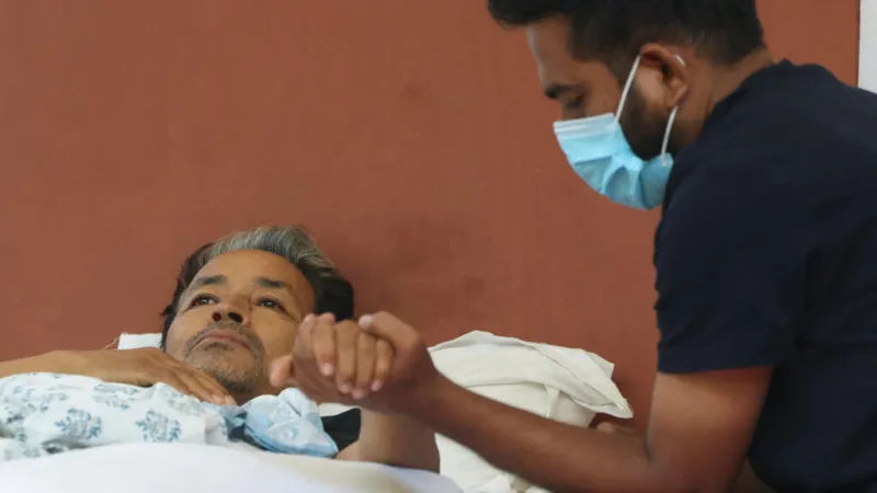 Activista indio de "Las Cucarachas" es hospitalizado por la fuerza tras 21 días en huelga de hambre