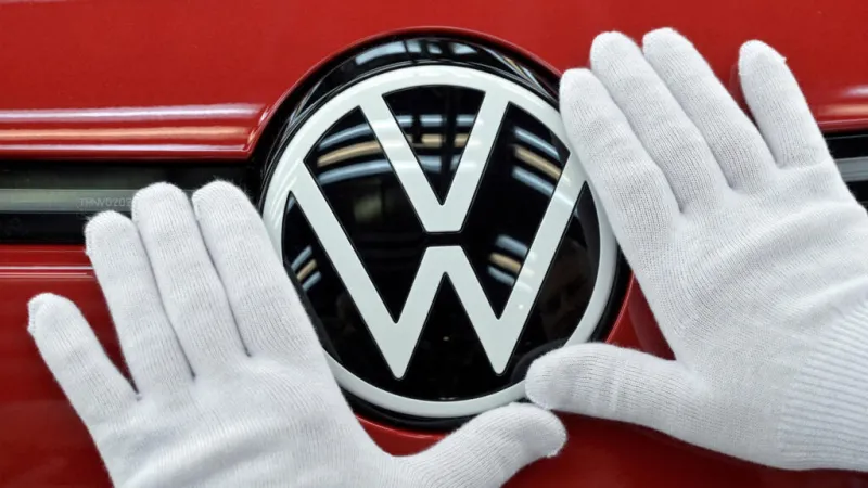 Crisis sobre ruedas: Volkswagen ve en riesgo 140.000 empleos (y no es la única)