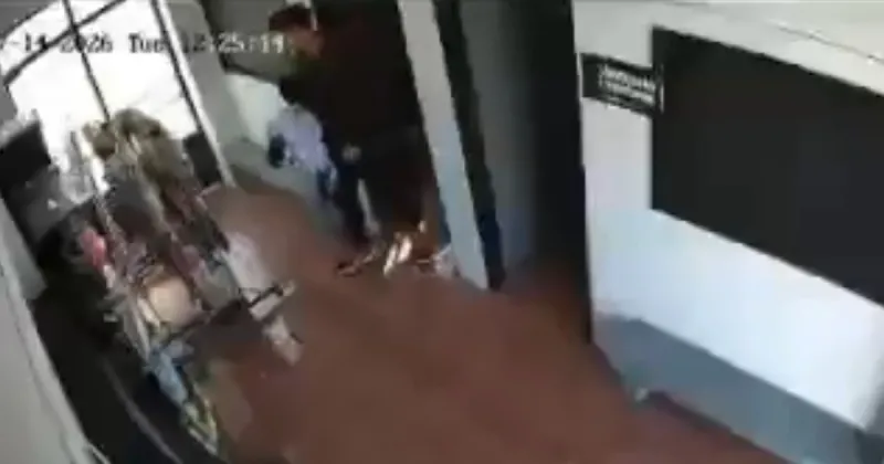 Un futbolista uruguayo se probó en Riestra, no quedó y una cámara de seguridad lo captó llevándose ropa
