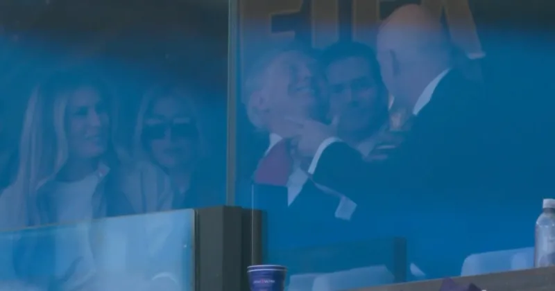 A Donald Trump le llevaron la Copa del Mundo a la platea en el medio del partido: sonrisa cómplice con Infantino y unas palmadas al trofeo