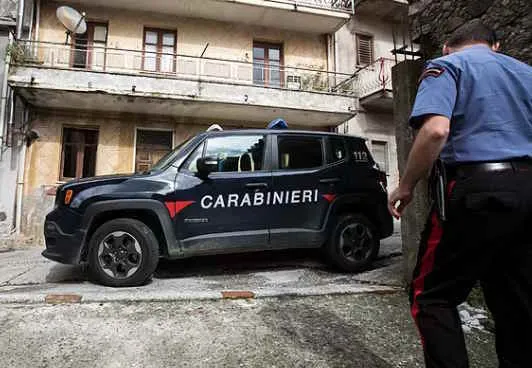 Muere un hombre mientras estaba esposado durante una detención policial en Italia