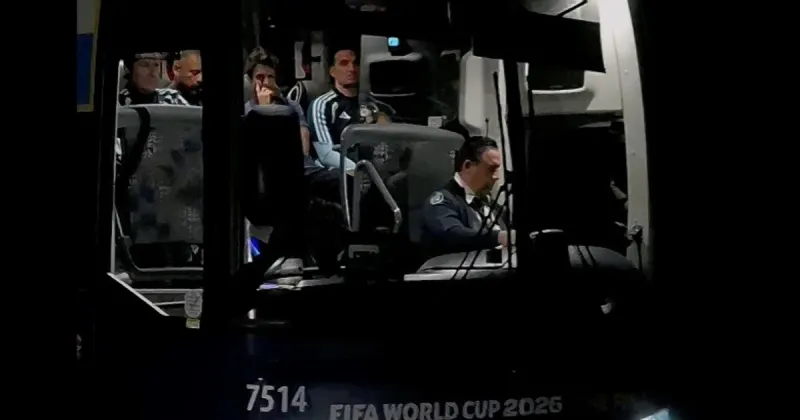 La Selección vuela hacia la Argentina: la caminata solitaria de un Scaloni emocionado y una despedida triste