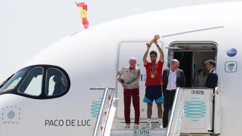 Regreso triunfal de La Roja, abucheos a Trump y pelea entre algunos jugadores: las imágenes tras el pitido final