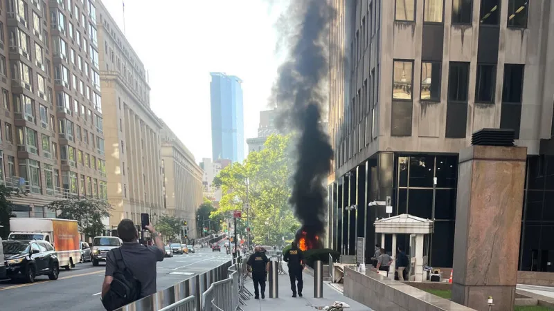 Hombre ataca con explosivo casero un edificio del ICE y el FBI en Nueva York: esto es lo que se sabe