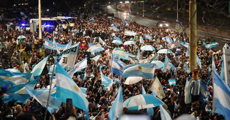 Miles de hinchas acompañaron a la Selección que fue reciba con alfombra roja en el Aeropuerto de Ezeiza tras el segundo puesto en el Mundial 2026