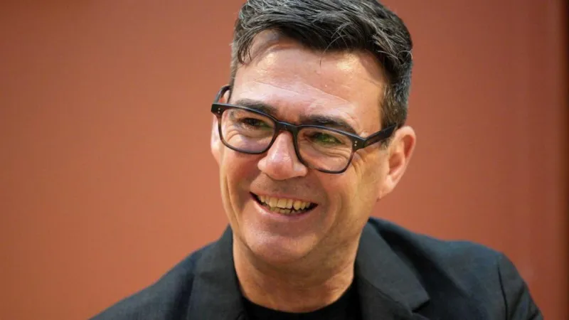 El nuevo primer ministro británico debuta con una rebaja del impuesto a la factura eléctrica