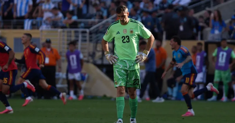 Dibu Martínez rompió el silencio y sembró dudas sobre su continuidad en la Selección: "Dar un paso al costado"