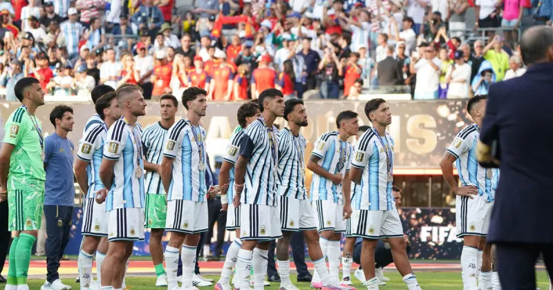 La prensa española sigue castigando a la Selección Argentina por el "espaldazo" en la premiación: ¿por qué rescatan al Flaco López?