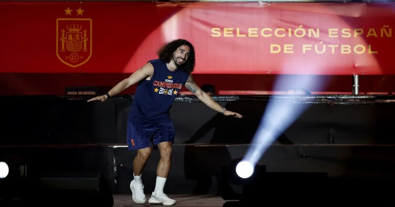 El jugador con la gorra de Trump, la chicana contra Paredes y la inesperada promesa de Cucurella, todo lo que no se vio de los festejos de España campeón