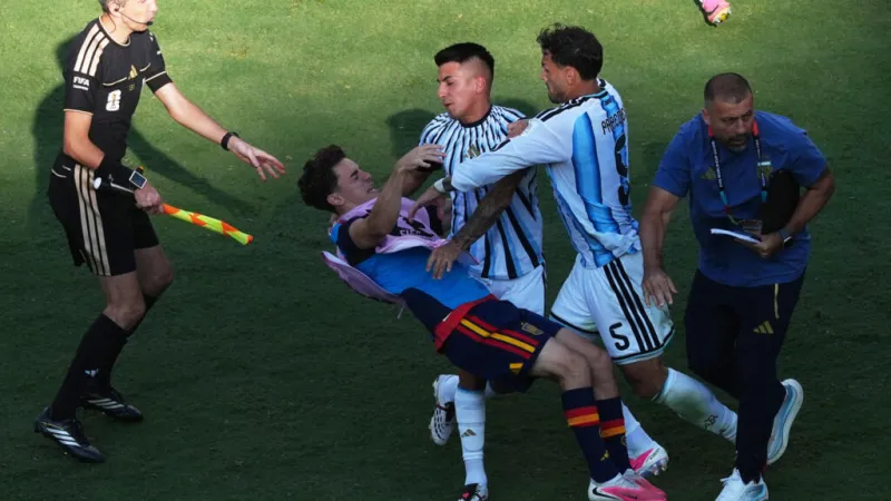 La FIFA abre investigación contra Argentina tras la final con España: ¿a qué sanciones se expone la Albiceleste?