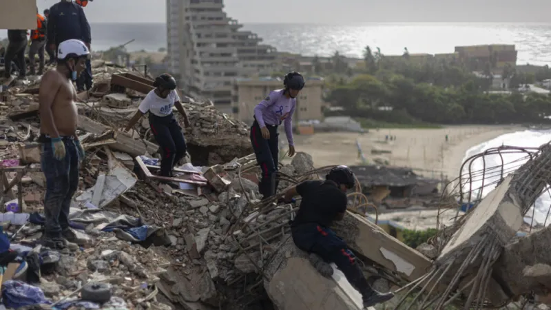 "No los vamos a abandonar bajo las ruinas": un mes después, Venezuela sigue desenterrando a sus muertos