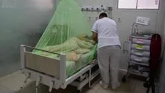 "Tuvimos que sortear cadenillas de oro para pagar la atención médica de mi hija": cómo el sistema de salud en Paraguay lleva a los pacientes a endeudarse