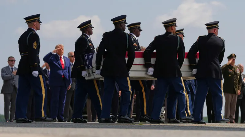 "Van a pagar con creces": Trump recibe los cuerpos de cuatro soldados caídos y promete represalias a Irán