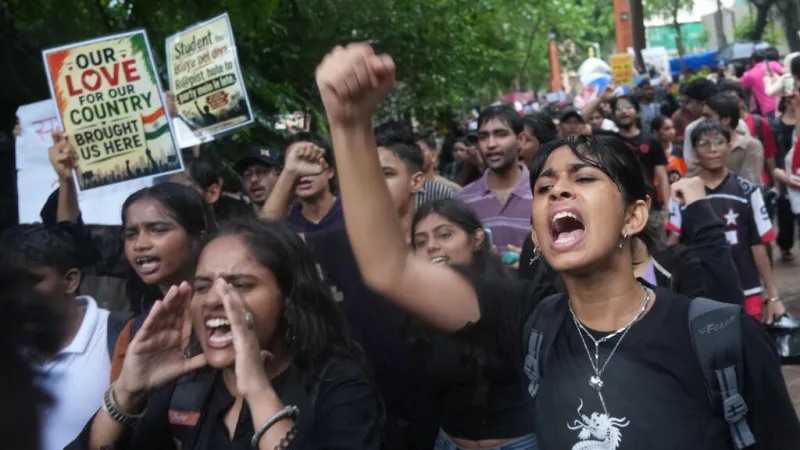 India: ante la revuelta estudiantil, Modi promete castigar "severamente" los fraudes en los exámenes