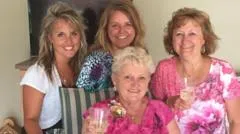 La "hora feliz" de las abuelas: la mujer que logró cambiar una ley en EE.UU. para permitir el alcohol en asilos