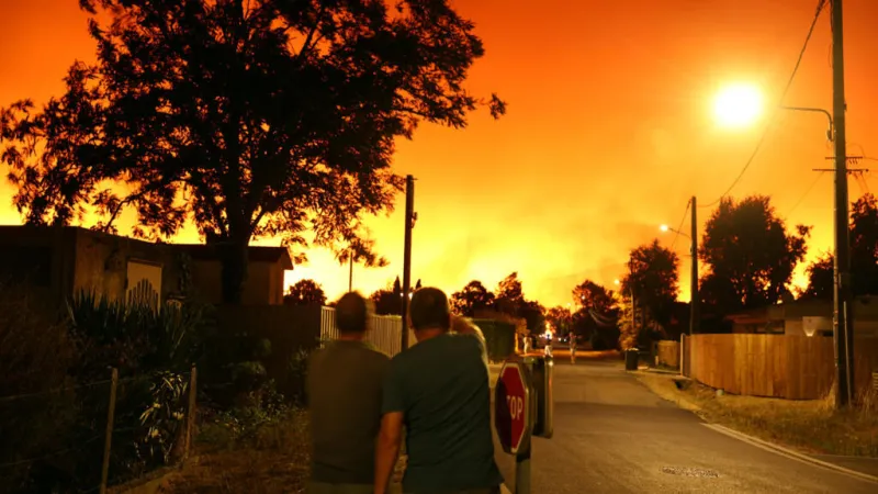 Un incendio arrasa 2.400 hectáreas y obliga a evacuar a casi 12.000 personas en Francia