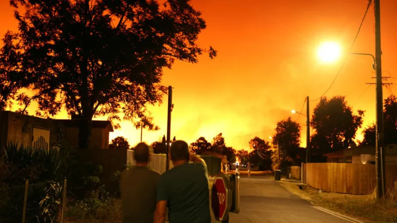"El cielo se puso rojo": incendios en España y Francia obligan a evacuar a miles de personas