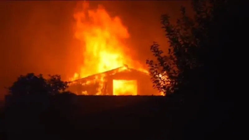 Francia evacúa a miles por incendios y pide ayuda a la Unión Europea