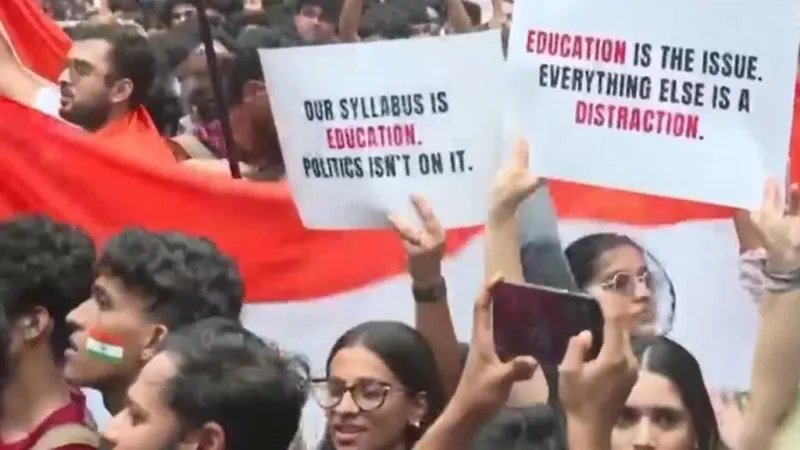 "Partido de las cucarachas" suma seguidores mientras India atraviesa crisis de desempleo y educación