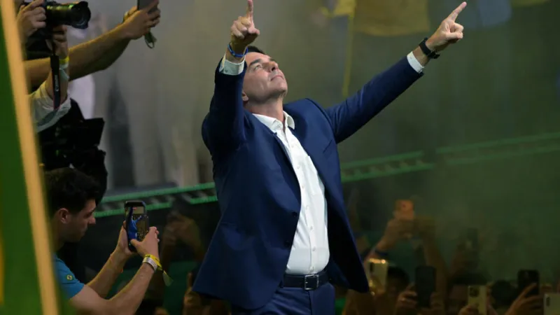 Flávio Bolsonaro oficializa su candidatura para enfrentar a Lula en Brasil