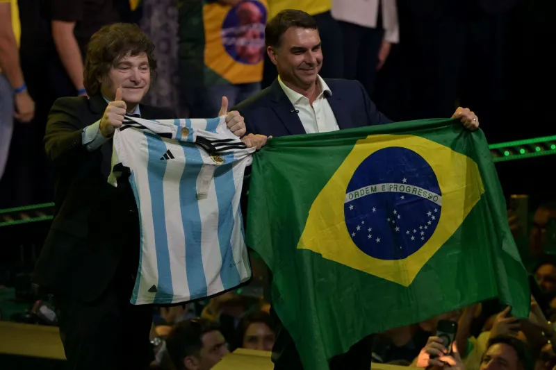 Milei, héroe de la derecha en el lanzamiento de Flávio Bolsonaro a la Presidencia: "Que la ola azul llegue a Brasil"