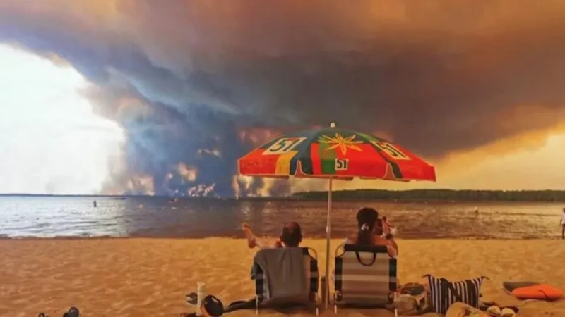 Incendios siguen avanzando en Francia y España mientras aumenta el número de evacuados