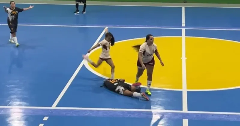 Brutal agresión en el futsal de Brasil: le pateó la cabeza a una rival y la suspendieron por cinco años