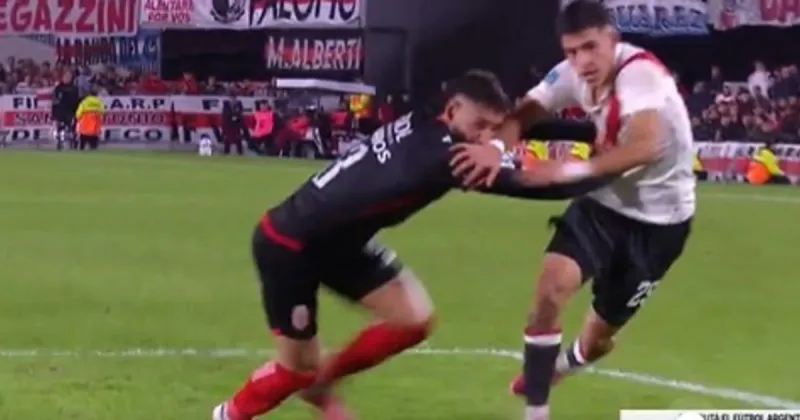 Polémica en River vs Barracas Central: el Monumental pidió penal pero el árbitro Nazareno Arasa no lo sancionó