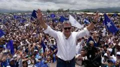 Regresa a Honduras Juan Orlando Hernández, expresidente indultado por Trump tras condena por narcotráfico