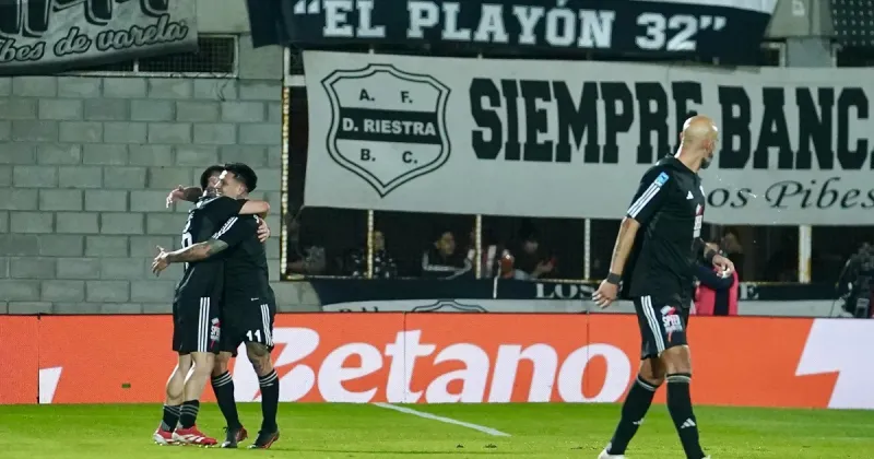 Así fue el extraordinario gol de Alexander Díaz para el impactante 3-0 de Deportivo Riestra frente a Boca