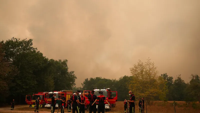 Francia: ante emergencia por incendios, Macron presidirá una reunión de crisis este lunes
