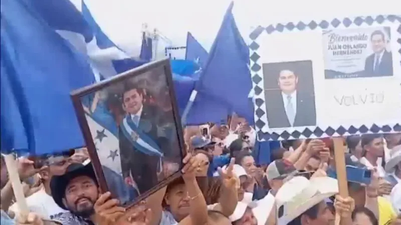 Juan Orlando Hernández es recibido por simpatizantes tras su regreso a Honduras