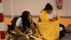 Los miles de evacuados que duermen en centros deportivos y hasta plazas de toros por los voraces incendios en España y Francia