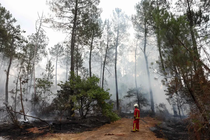 Los bomberos logran "estabilizar" el megaincendio de Gironda